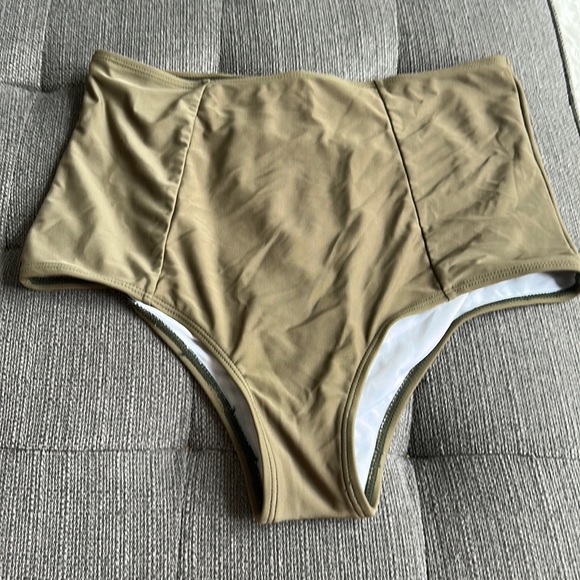 Cupshe bottoms - Picture 2 of 3